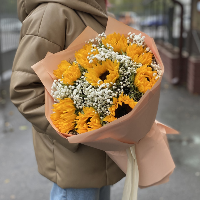 11 подсолнухов с гипсофилой