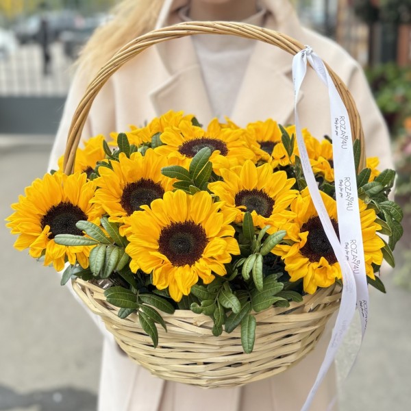 11 подсолнухов в корзине