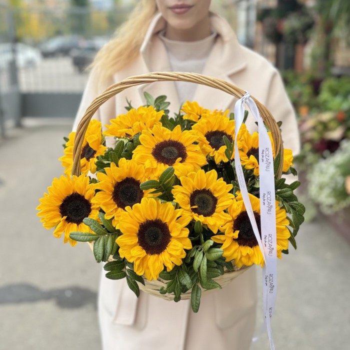 11 подсолнухов в корзине