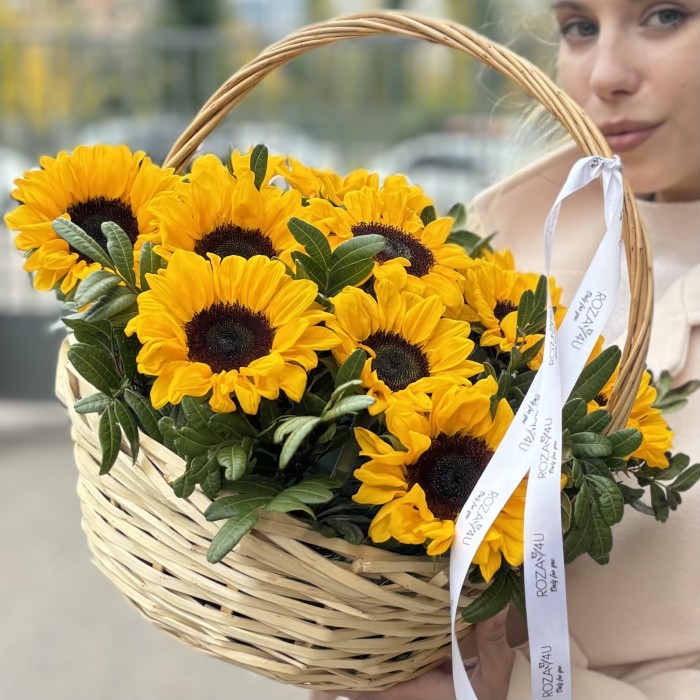 11 подсолнухов в корзине
