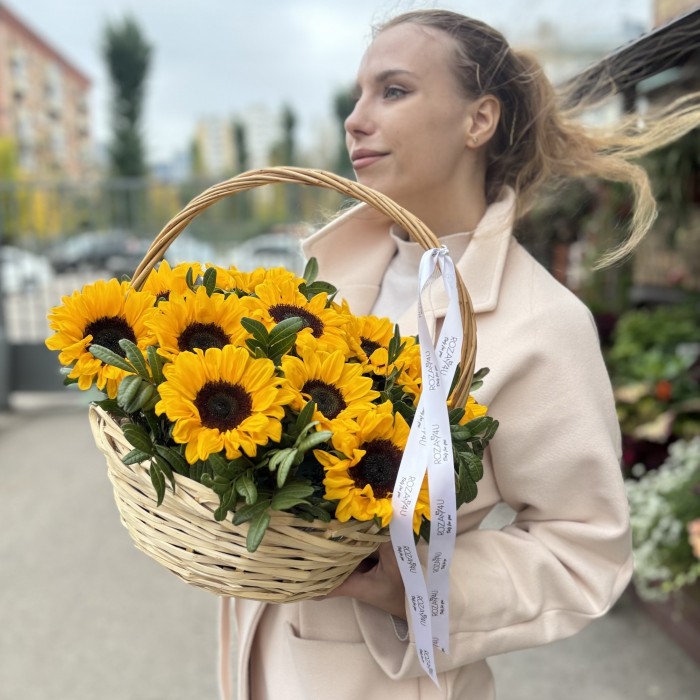 11 подсолнухов в корзине