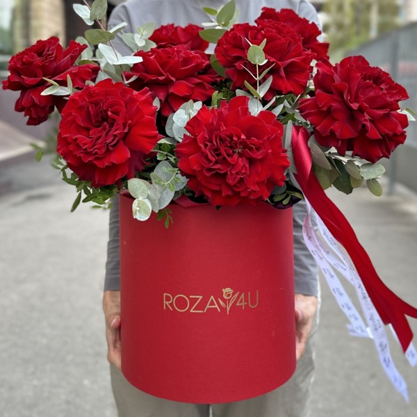 11 пышных красных роз Хартс в коробке
