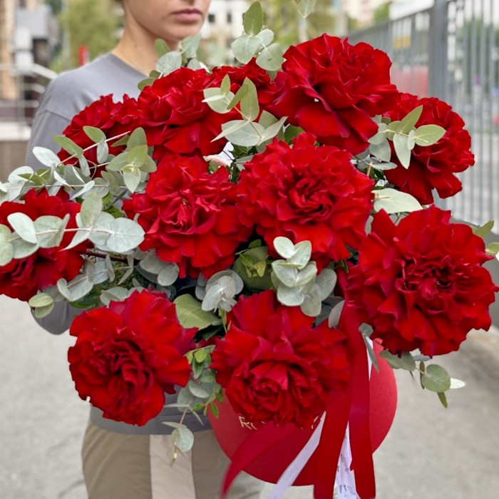 11 пышных красных роз Хартс в коробке