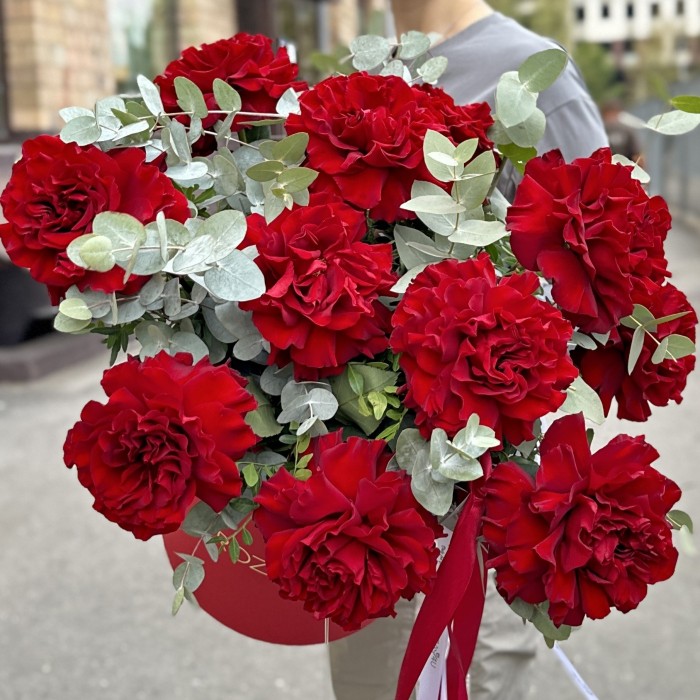 11 пышных красных роз Хартс в коробке