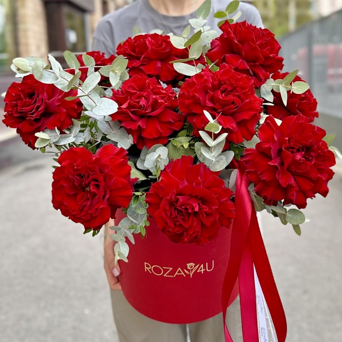 11 пышных красных роз Хартс в коробке
