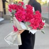 11 пышных малиновых роз с эвкалиптом в упаковке