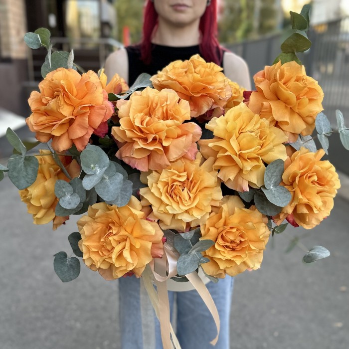 11 пышных роз Фри Спирит с эвкалиптом в коробке