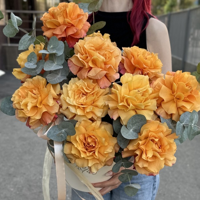 11 пышных роз Фри Спирит с эвкалиптом в коробке