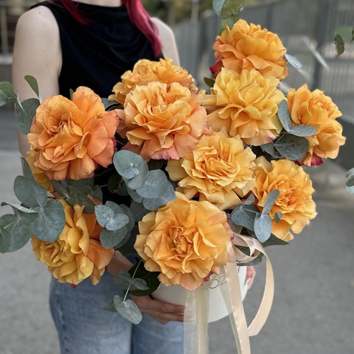 11 пышных роз Фри Спирит с эвкалиптом в коробке