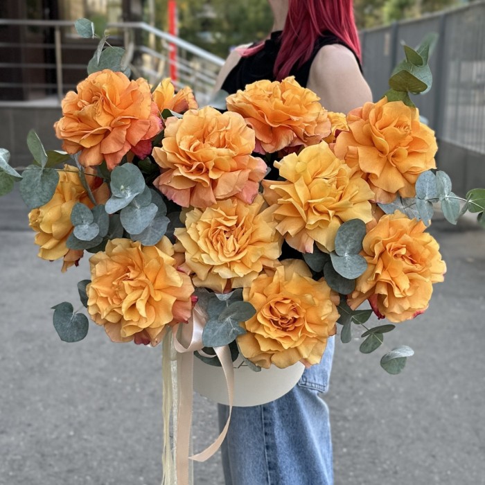 11 пышных роз Фри Спирит с эвкалиптом в коробке