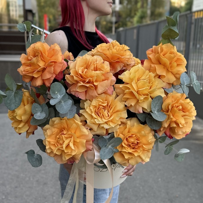 11 пышных роз Фри Спирит с эвкалиптом в коробке