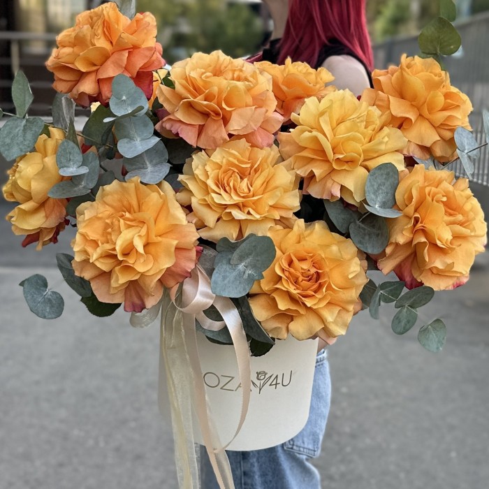 11 пышных роз Фри Спирит с эвкалиптом в коробке