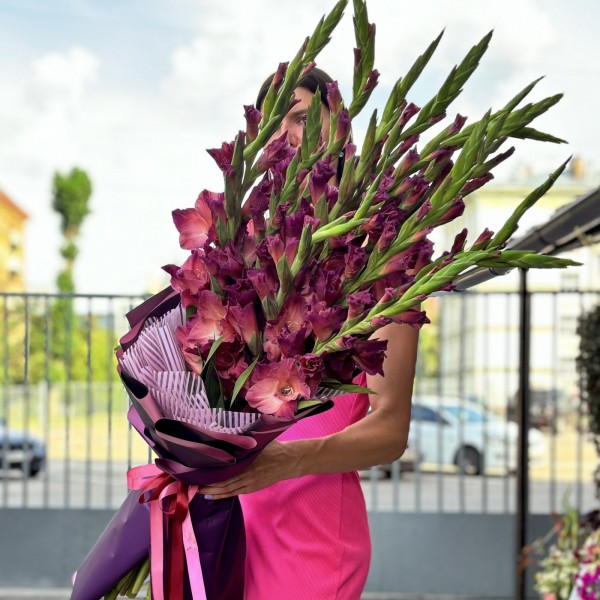 11 розово-фиолетовых гладиолусов в упаковке