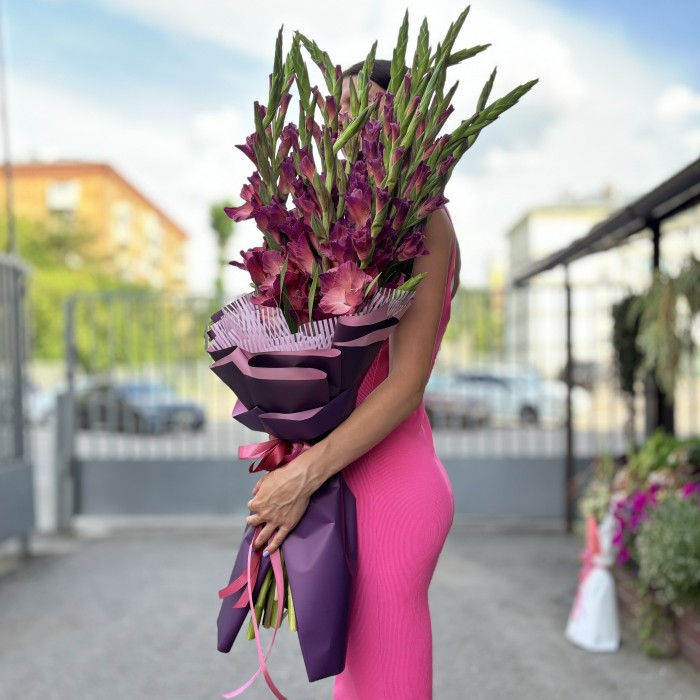 11 розово-фиолетовых гладиолусов в упаковке