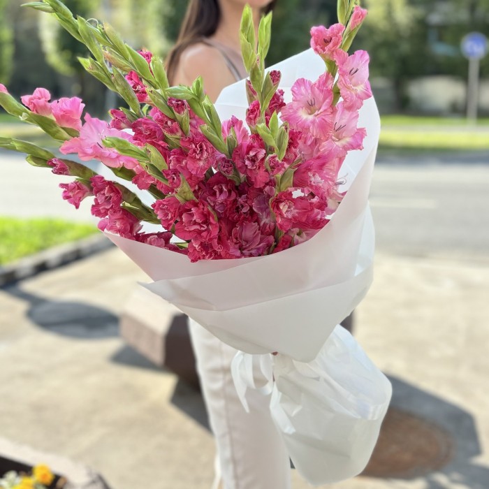 11 розово-малиновых гладиолусов