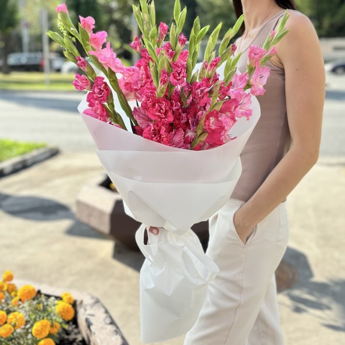 11 розово-малиновых гладиолусов