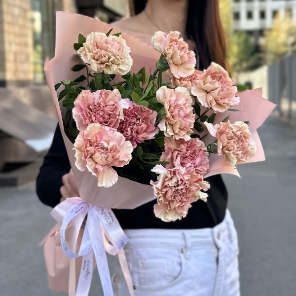 11 розово-персиковых гвоздик