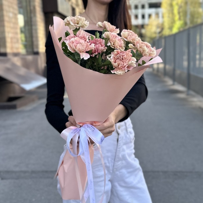 11 розово-персиковых гвоздик