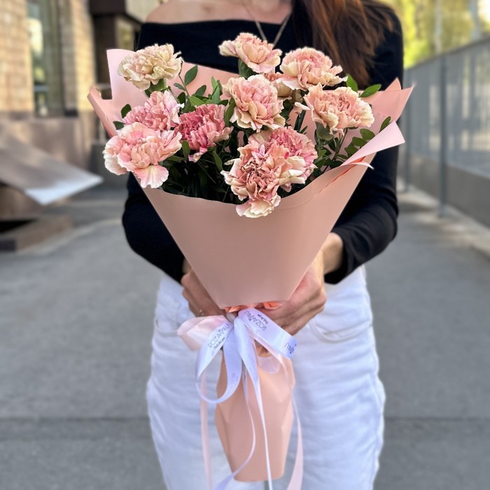 11 розово-персиковых гвоздик