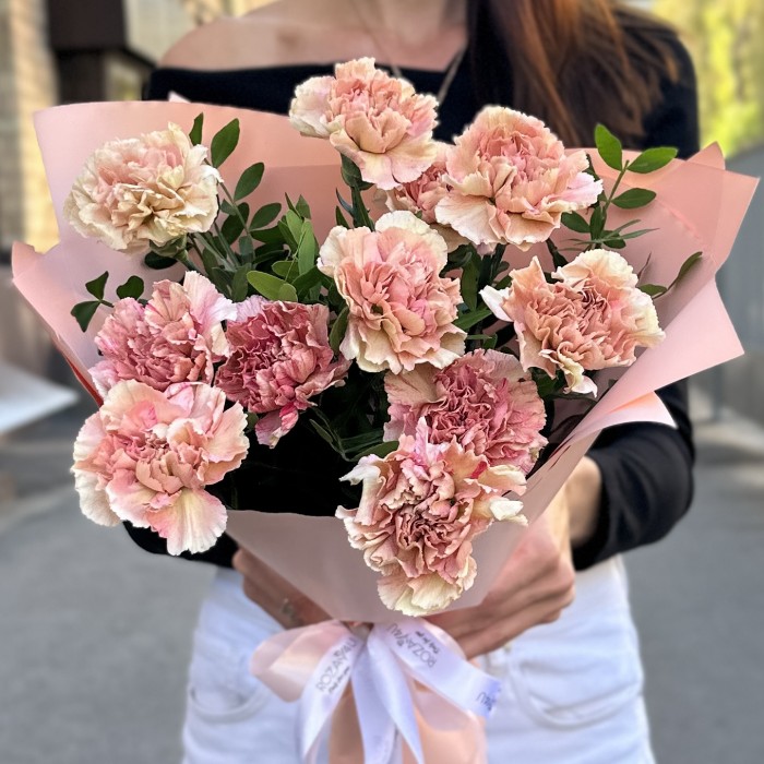 11 розово-персиковых гвоздик