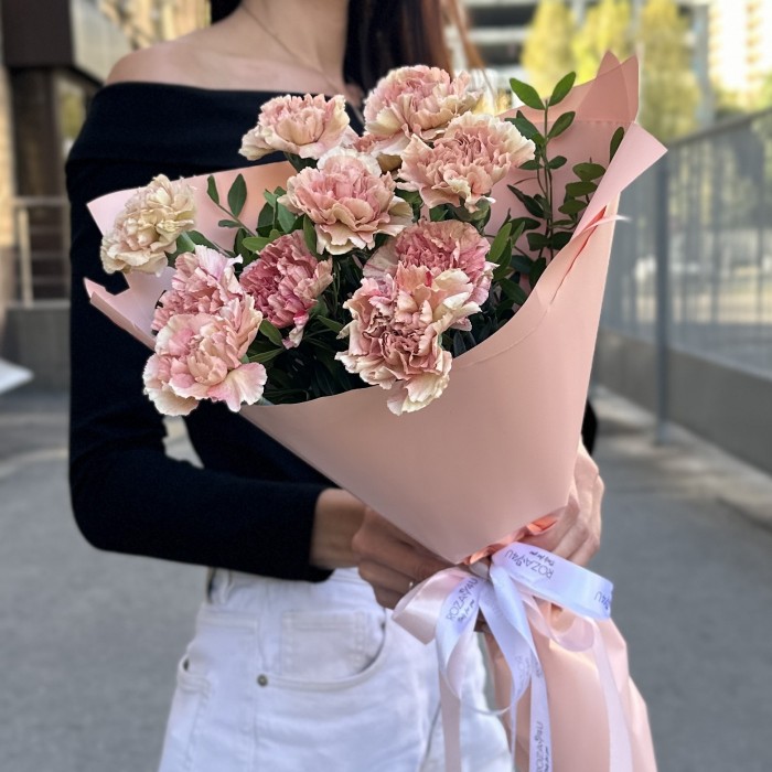 11 розово-персиковых гвоздик