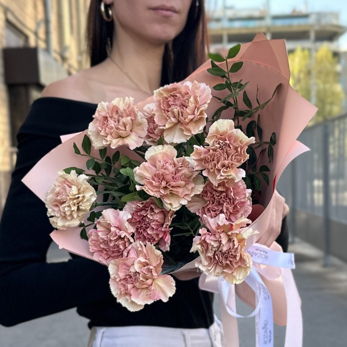 11 розово-персиковых гвоздик