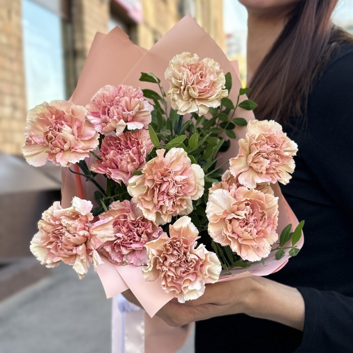 11 розово-персиковых гвоздик