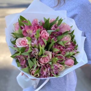11 розово-зеленых роз с альстромерией 11 розово-зеленых роз с альстромерией