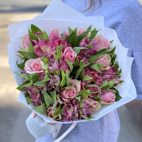 11 розово-зеленых роз с альстромерией