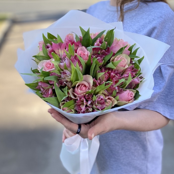 11 розово-зеленых роз с альстромерией