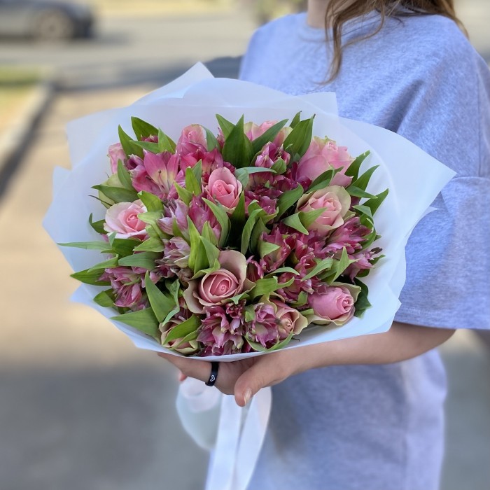 11 розово-зеленых роз с альстромерией