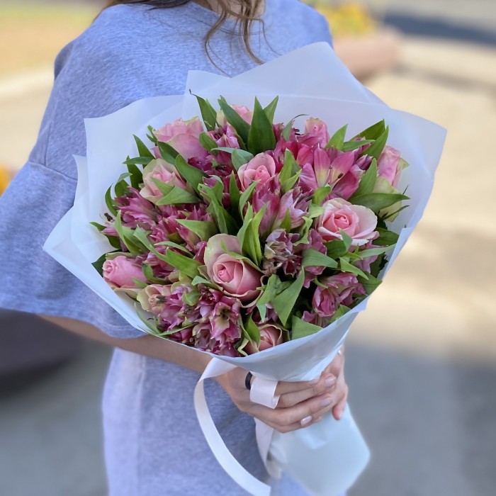 11 розово-зеленых роз с альстромерией