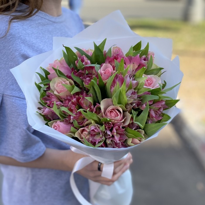 11 розово-зеленых роз с альстромерией