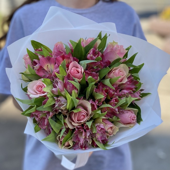 11 розово-зеленых роз с альстромерией