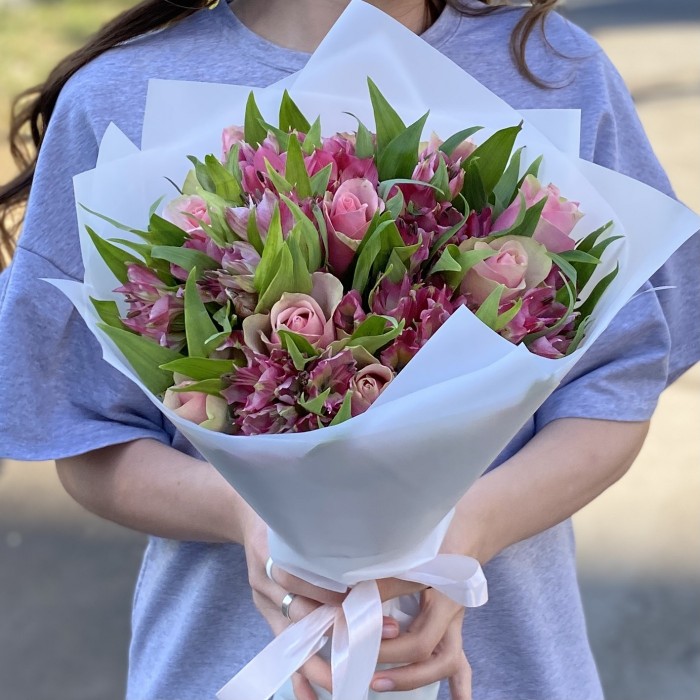 11 розово-зеленых роз с альстромерией