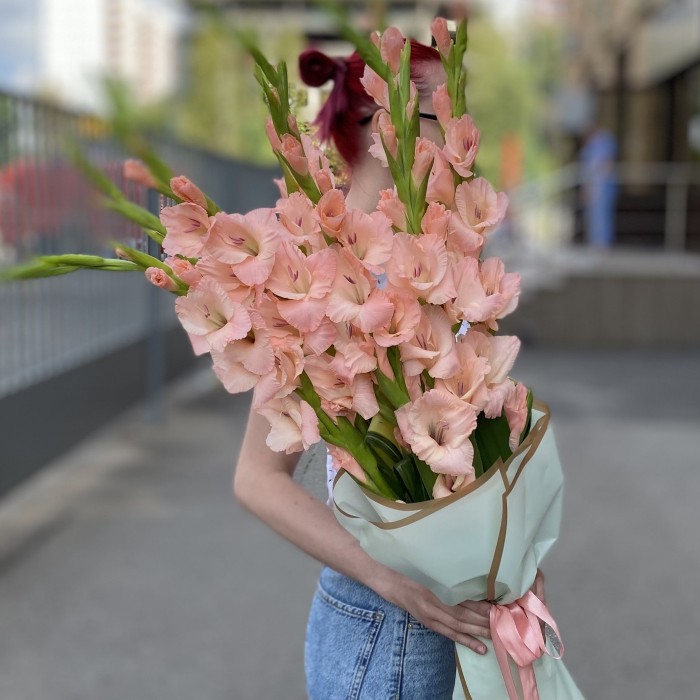 11 розовых гладиолусов с аспидистрой