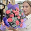 11 розовых гвоздик с эвкалиптом