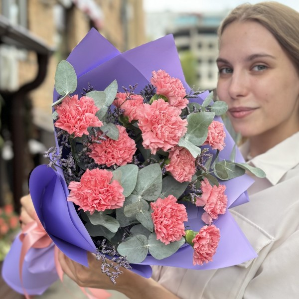 11 розовых гвоздик с эвкалиптом