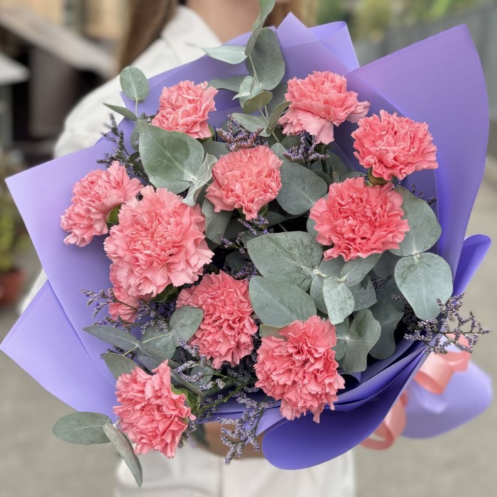 11 розовых гвоздик с эвкалиптом