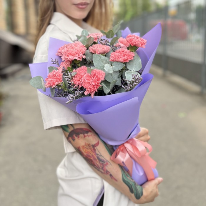 11 розовых гвоздик с эвкалиптом