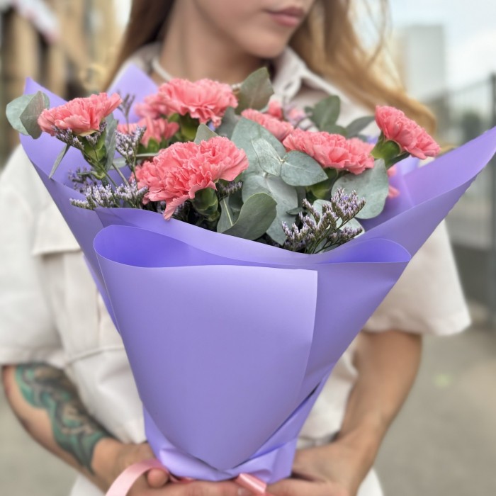 11 розовых гвоздик с эвкалиптом