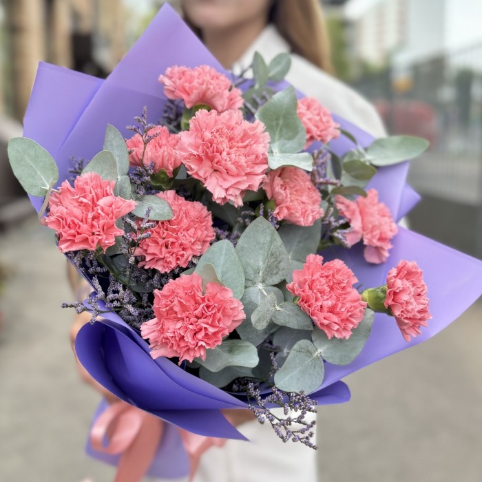 11 розовых гвоздик с эвкалиптом