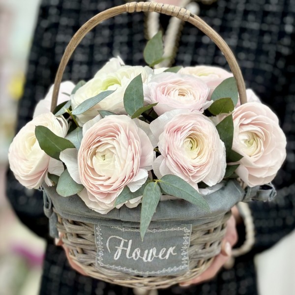 11 розовых ранункулюсов в корзине