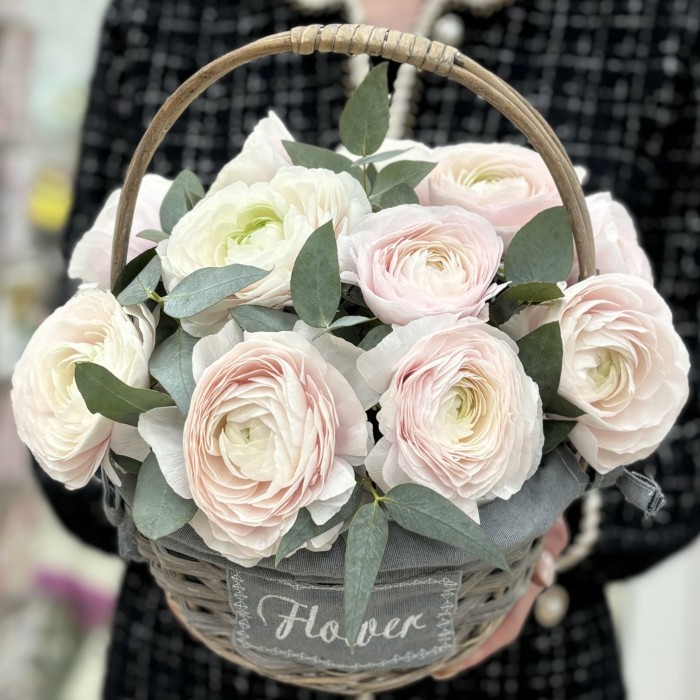 11 розовых ранункулюсов в корзине