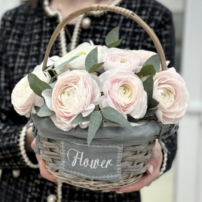 11 розовых ранункулюсов в корзине