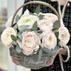 11 розовых ранункулюсов в корзине