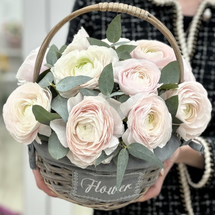 11 розовых ранункулюсов в корзине