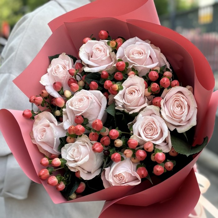 11 розовых роз с гиперикумом