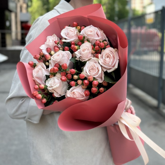 11 розовых роз с гиперикумом