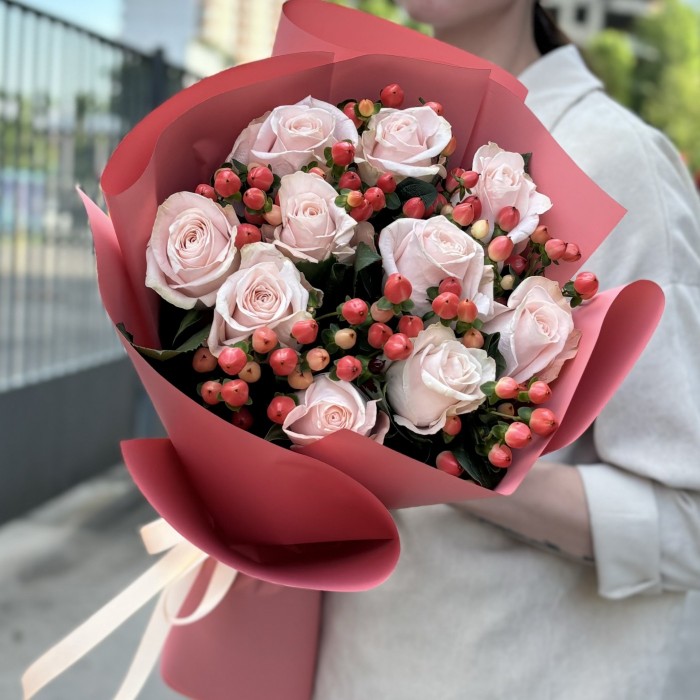 11 розовых роз с гиперикумом